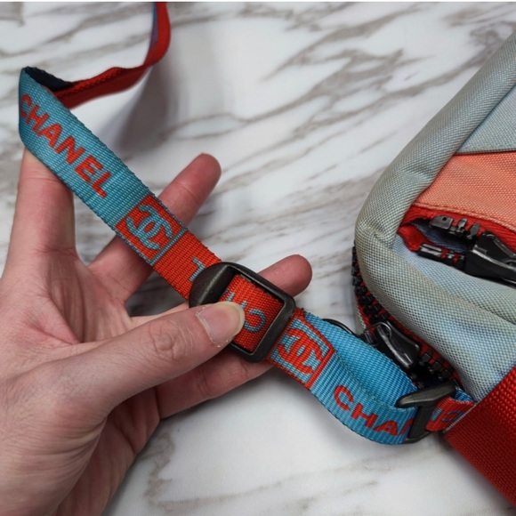 Vintage nylon Chanel travel line shoulder bag with red, fair condition - Picture 5 of 11